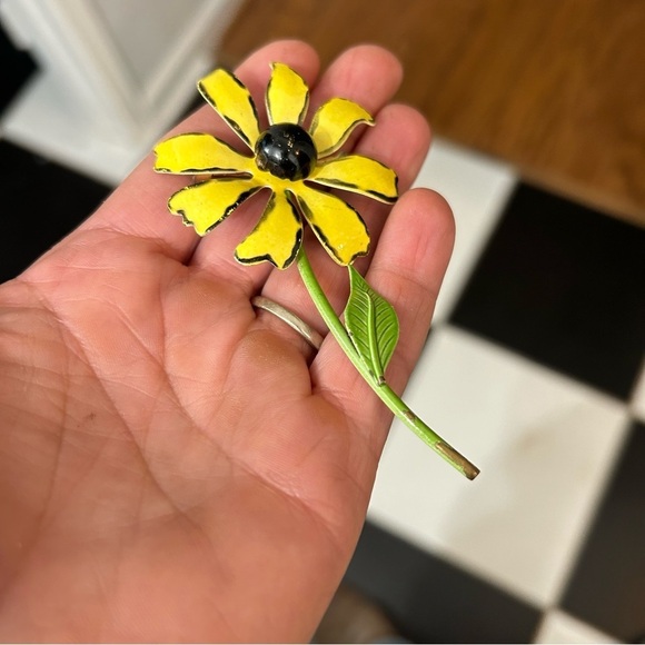 Vintage 1950s Enamel Daisy Yellow Flower Brooch Pin - Picture 2 of 4